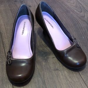 Brown heels w/bow detail